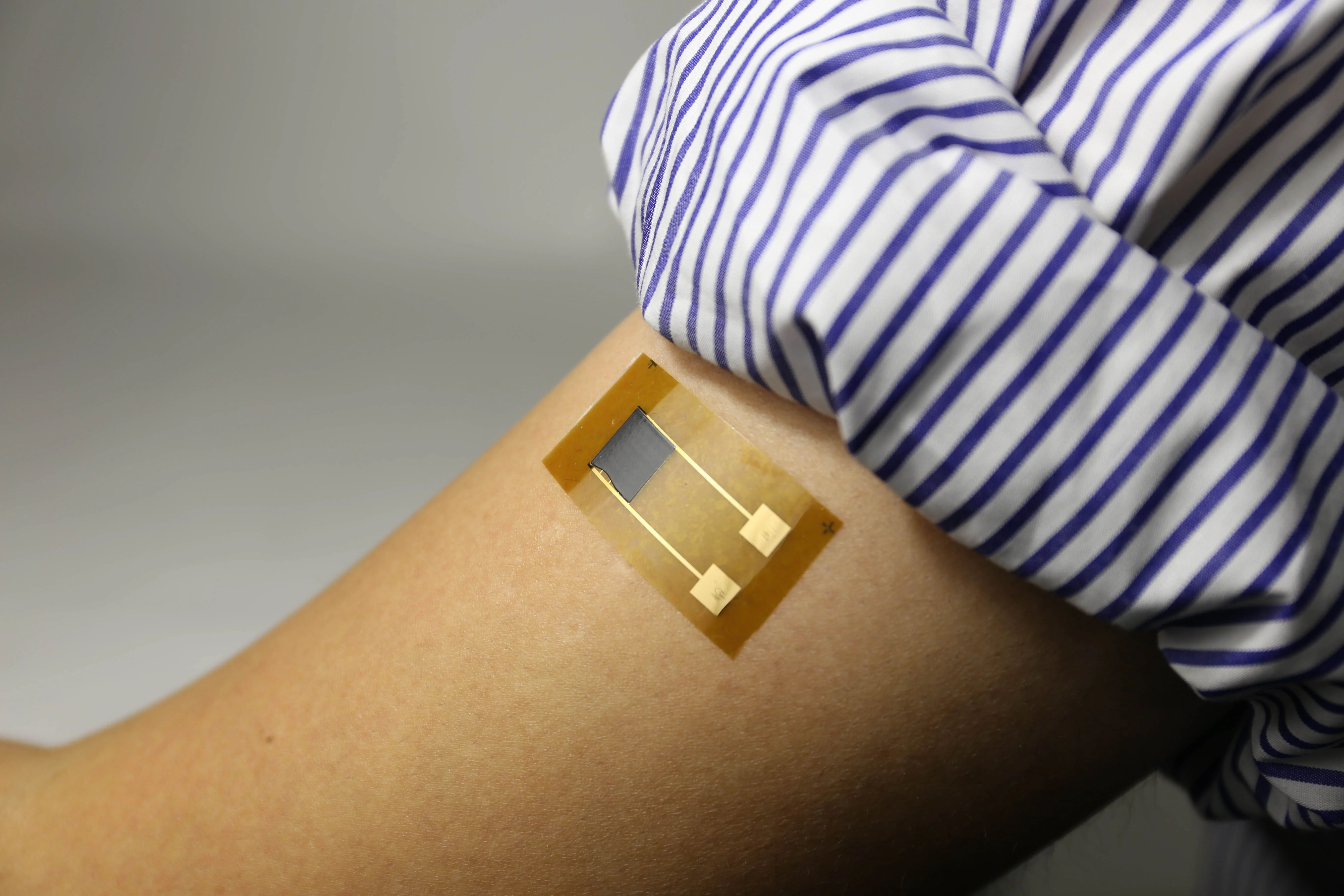 Створено біоплівку, яка виробляє електроенергію від поту 