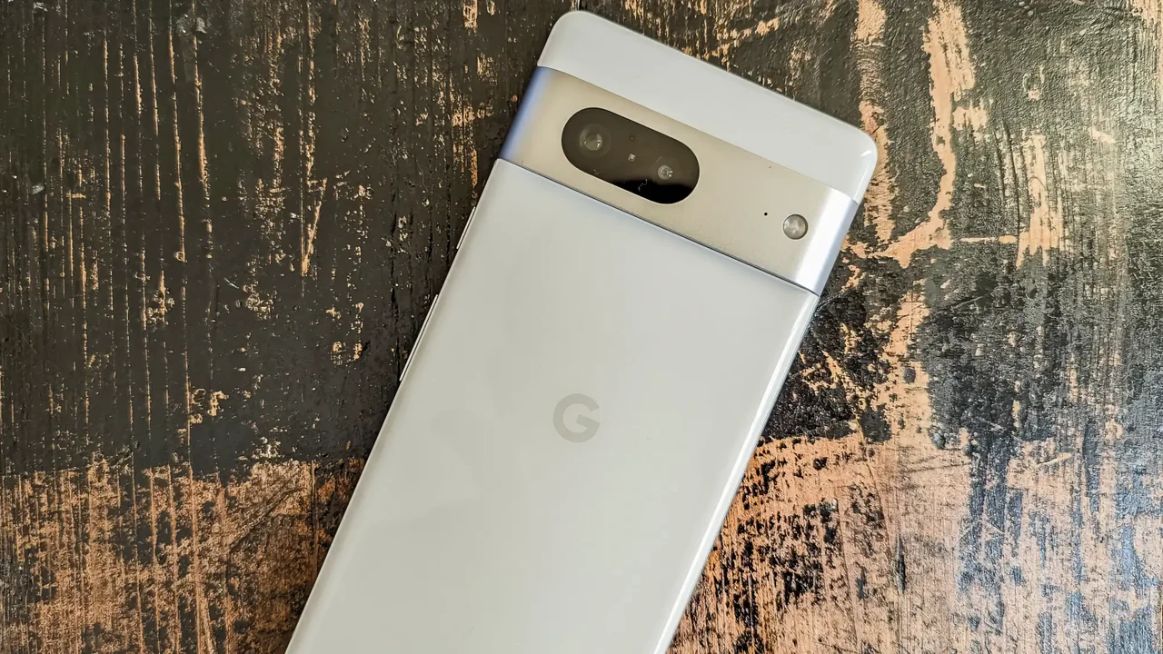 Справжні фотографії Google Pixel 7A з'явилися в різних кольорах справи