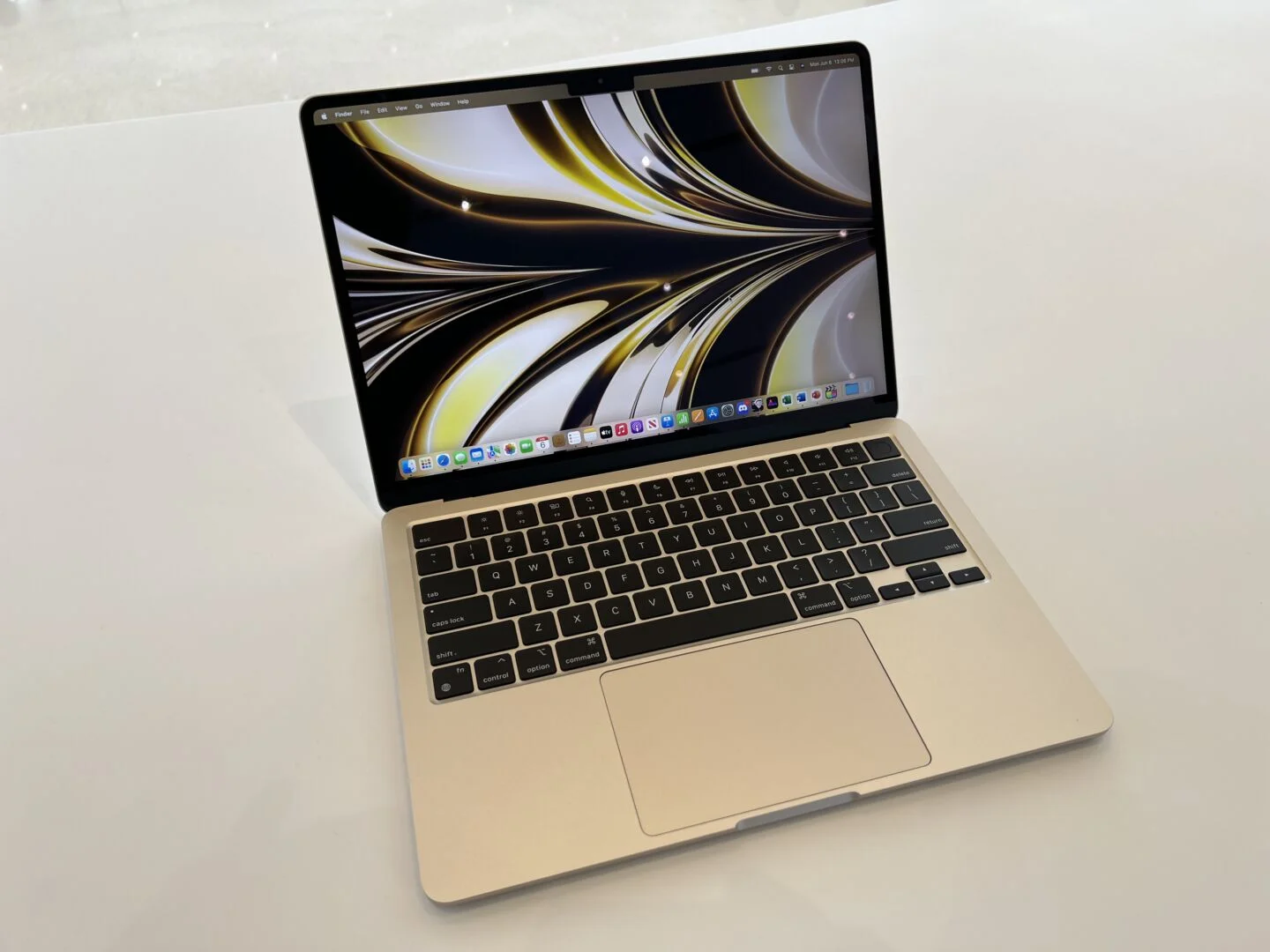 MacBook Air M2 настільки ж продуктивна, як модель з Prefix Pro  