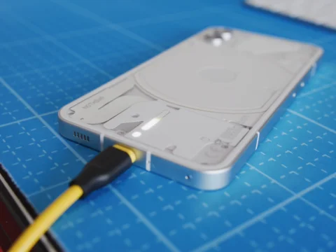 Блогер з YouTube показав дизайн та функціональність смартфона Нічого телефону (1) в прямому ефірі 