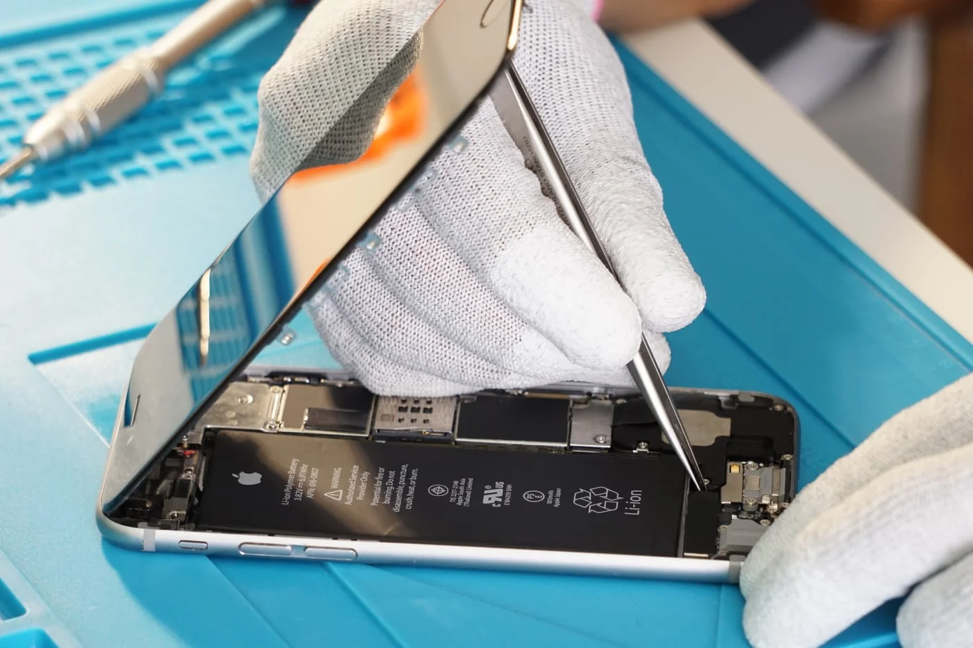 Apple запускає незалежну програму ремонту iPhone