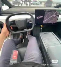 Tesla Cybertruck показав зсередини