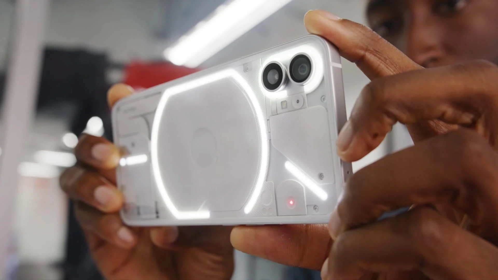 Блогер з YouTube показав дизайн та функціональність смартфона Нічого телефону (1) в прямому ефірі 